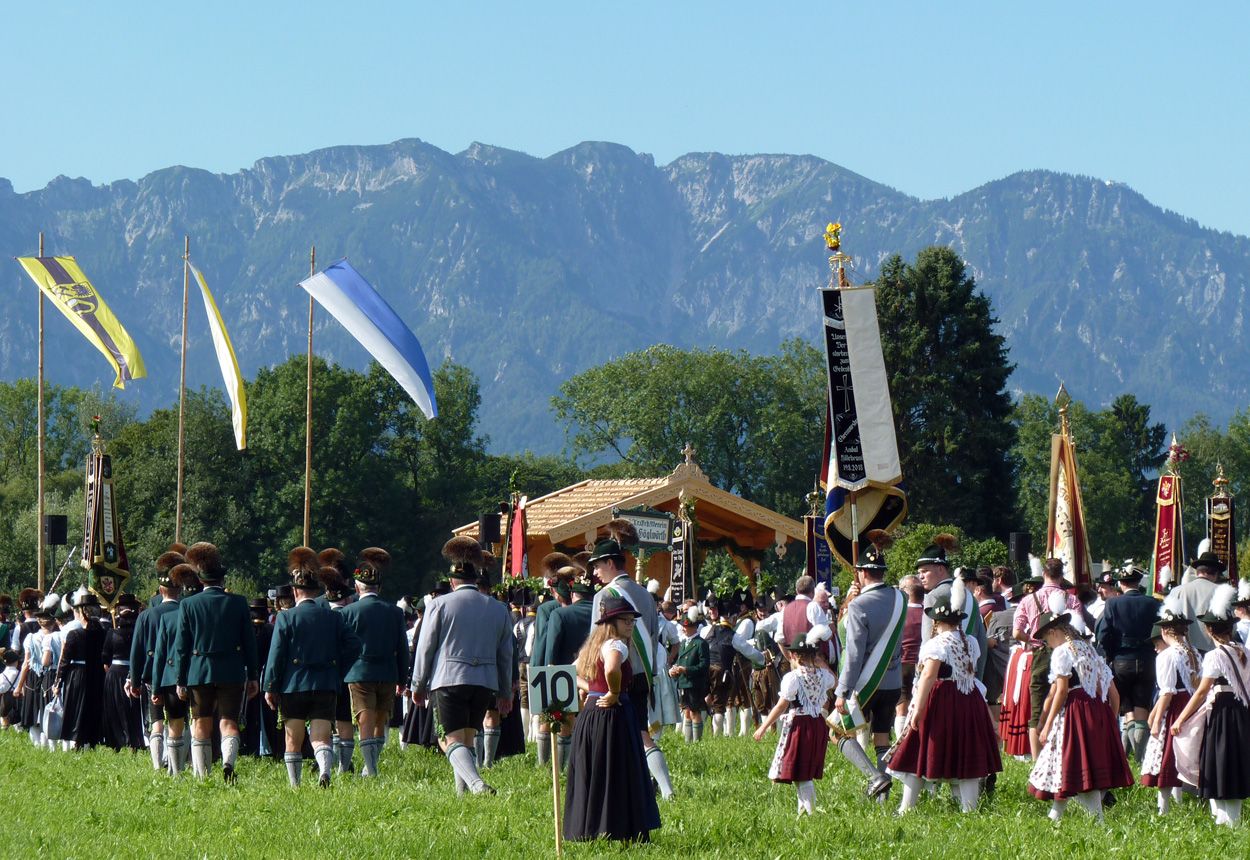 Beim Feldgottesdienst Hatt Man Einen Blick Zum Lattengebirge