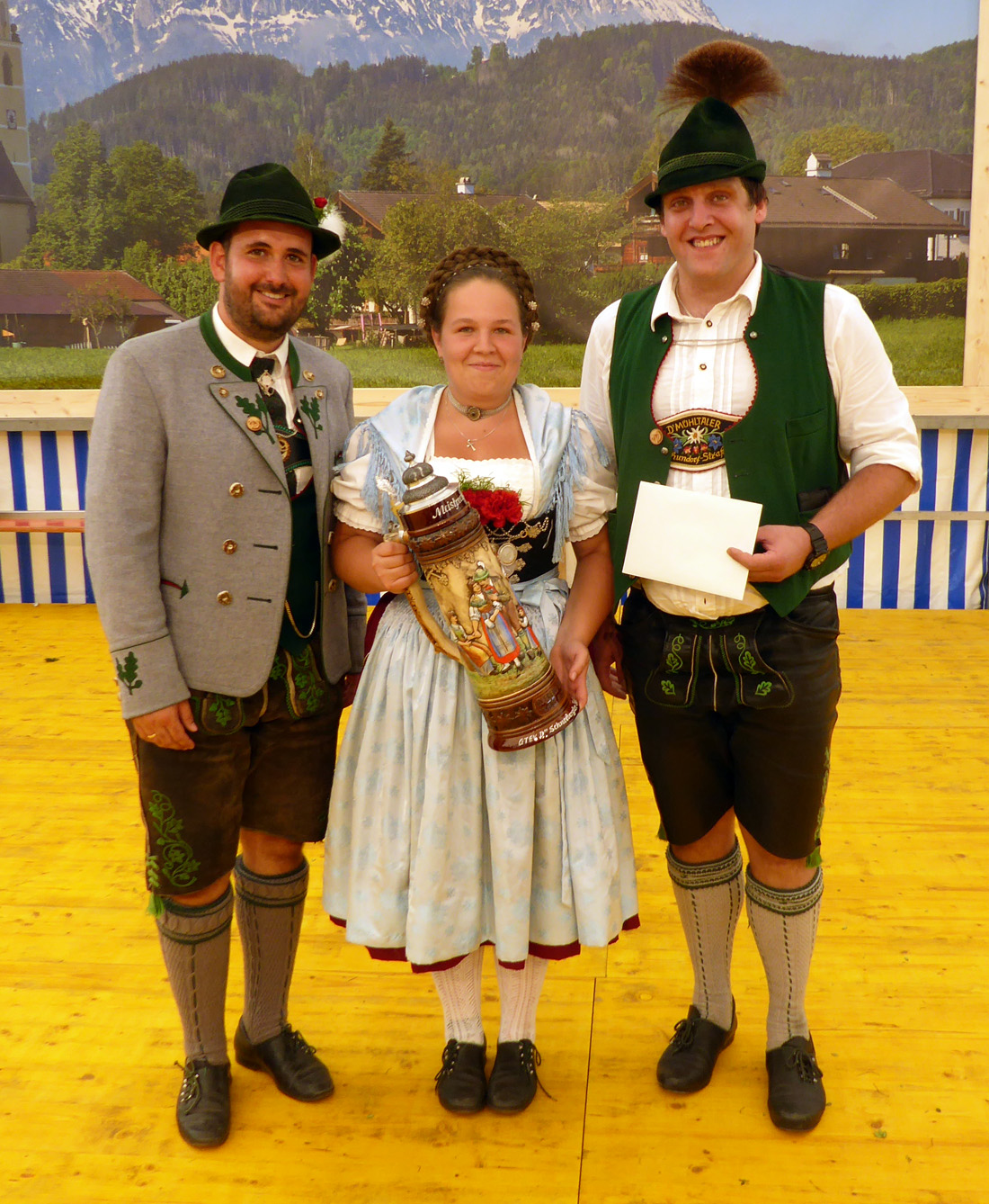 Den Meistpreis Holte Sich Der GTEV D Mhltaler Stra   Festleiter Markus Galler Mit Christina Lamminger Und Bernhard Bankosegger