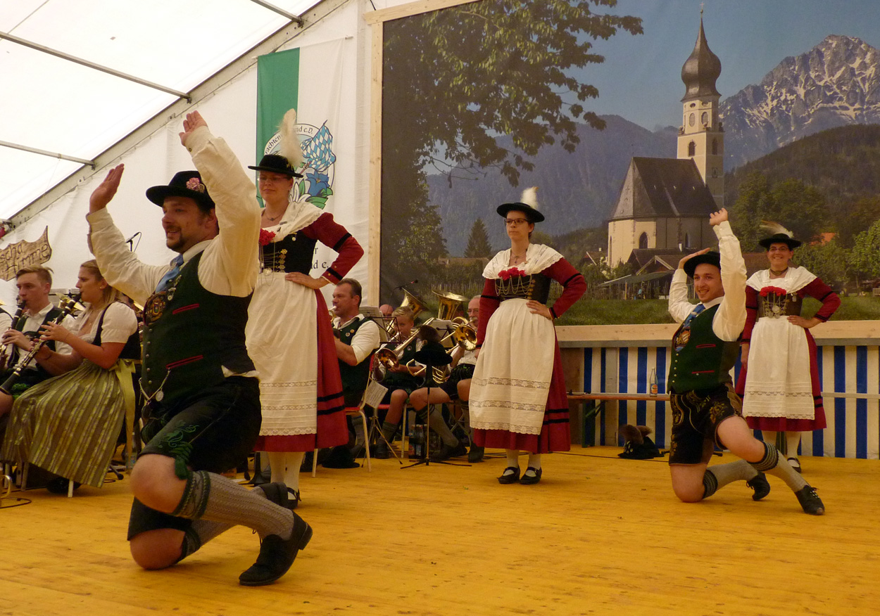 Der Oberbayerische Volkstrachtenverein Augsburg Lechhausen Fhrte Den Grassauer Auf