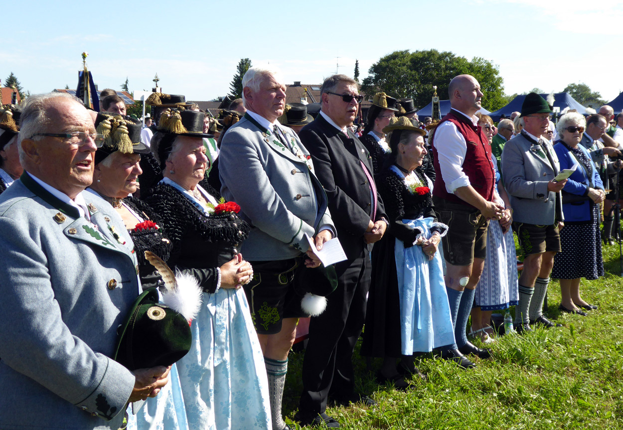 Die Ehrengste Beim Feldgottesdienst