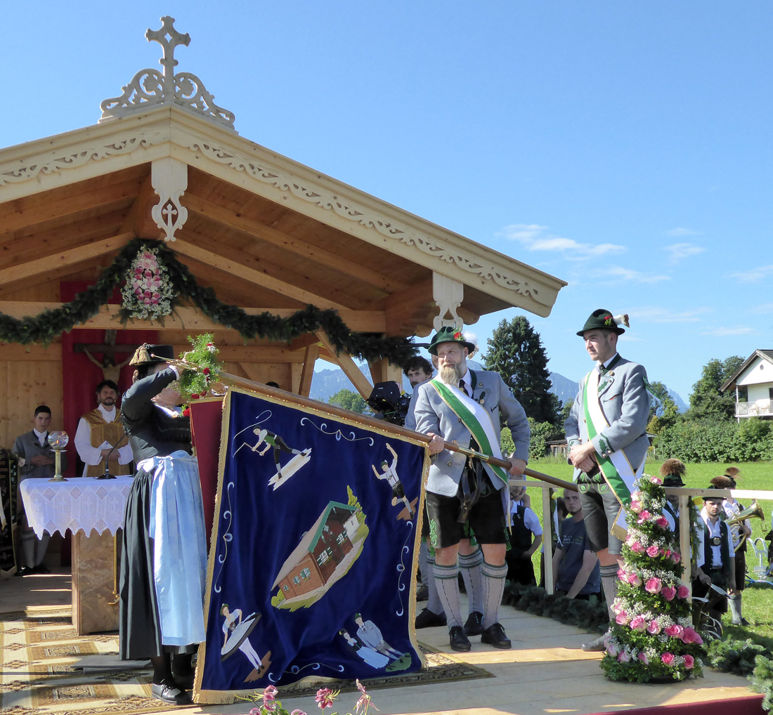 Fahnenmutter Regina Galler Heftet Das Band An Die Neue Vereinsfahne An