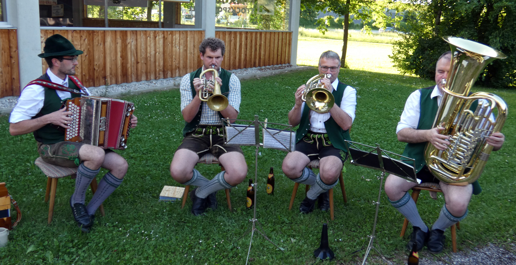 De G4igen Musizierten Im Freien Sowie Im Keller Des Vereinsheims