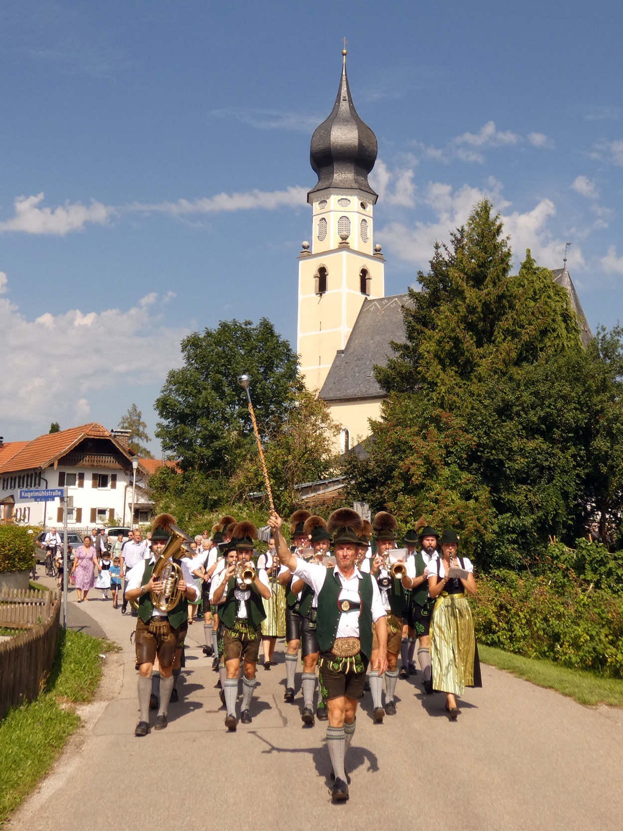 Die Kirchgnger Geleitet Mit Kingendem Spiel Die Trachtenkapelle Feldkirchen Zum Frhschoppen In Das Bierzelt