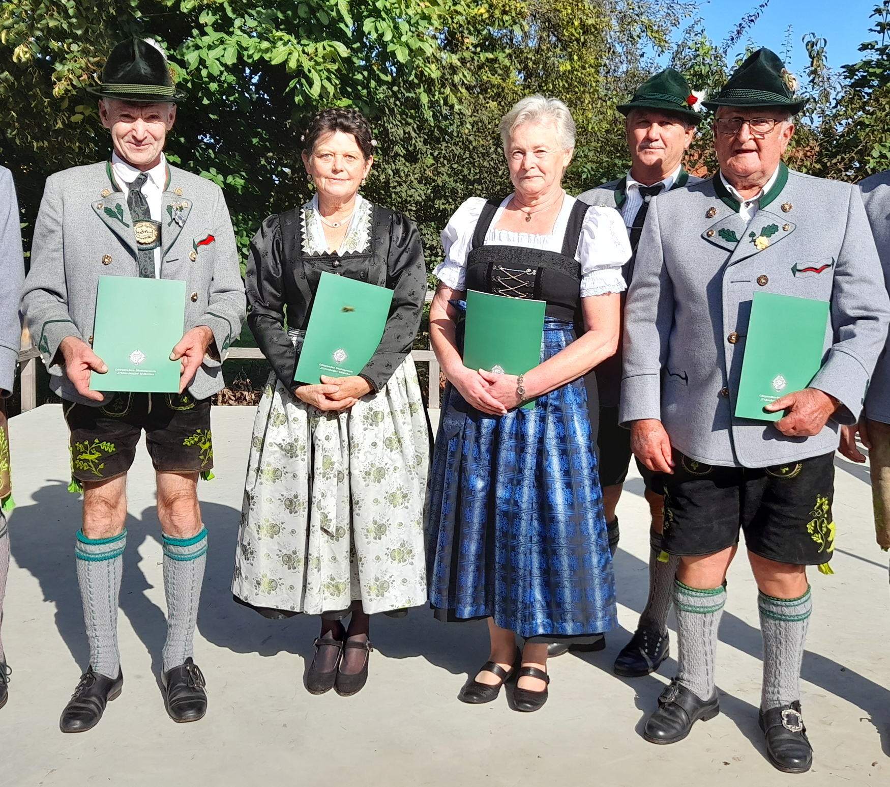 50 Jahre Bei Den Schneeberglern Vl Karl Huber Annemarie Bauer Resi Schieler Im Hinergrund 1 Vorstand Stefan Kern Josef Schfecker
