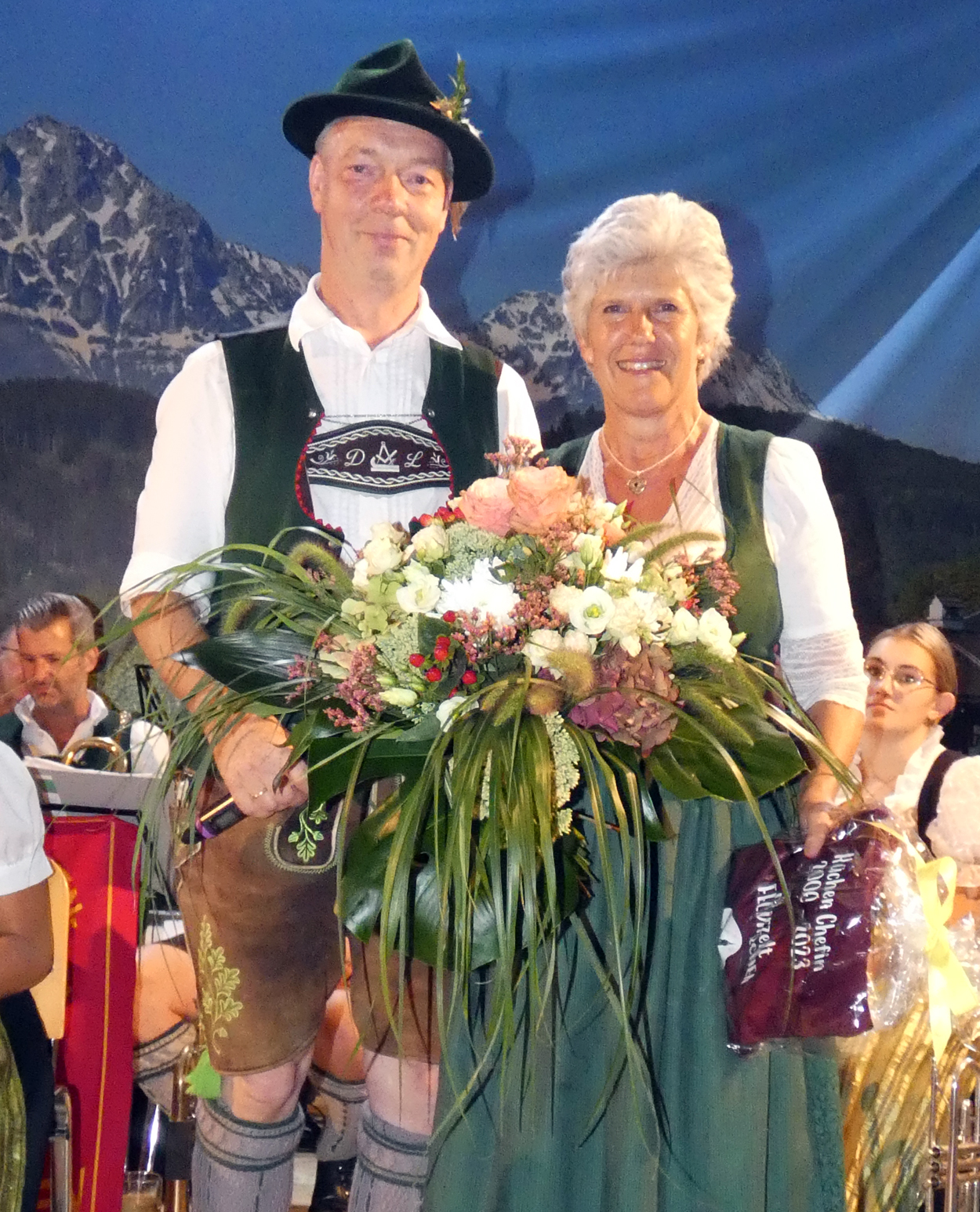 Bierzeltausschussvorsitzender Daniel Lotze Mit Der Geehrten Burgi Kern