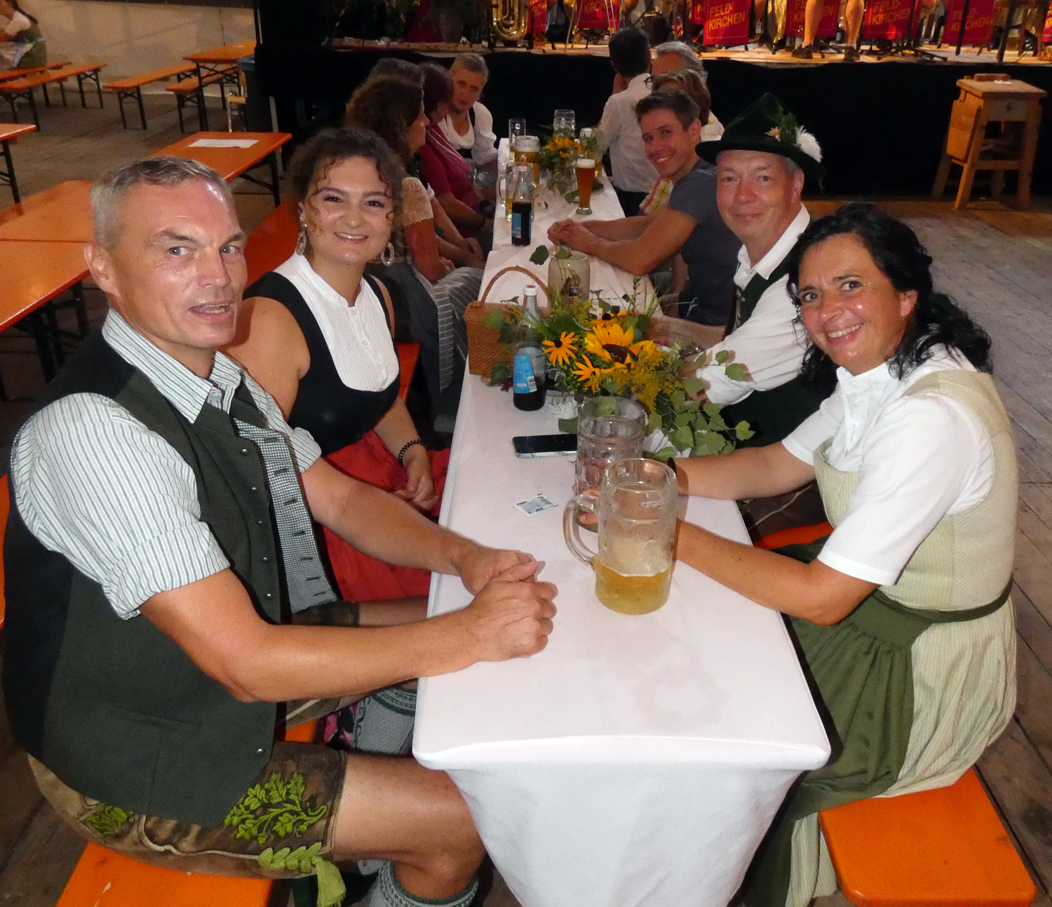 Familie Hoffmann Stellte Jahrzehntelang Des Bierzelt Zur Verfugung   Mit Hut Bierzeltausschussvorsitzender Daniel Lotze