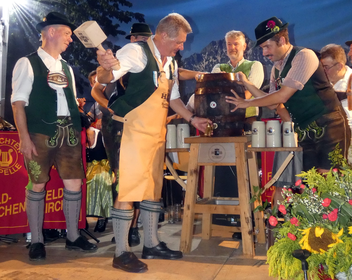 Festleiter Zapfte Das Fassl Bier Gekonnt Mit Zwei Schlagen An