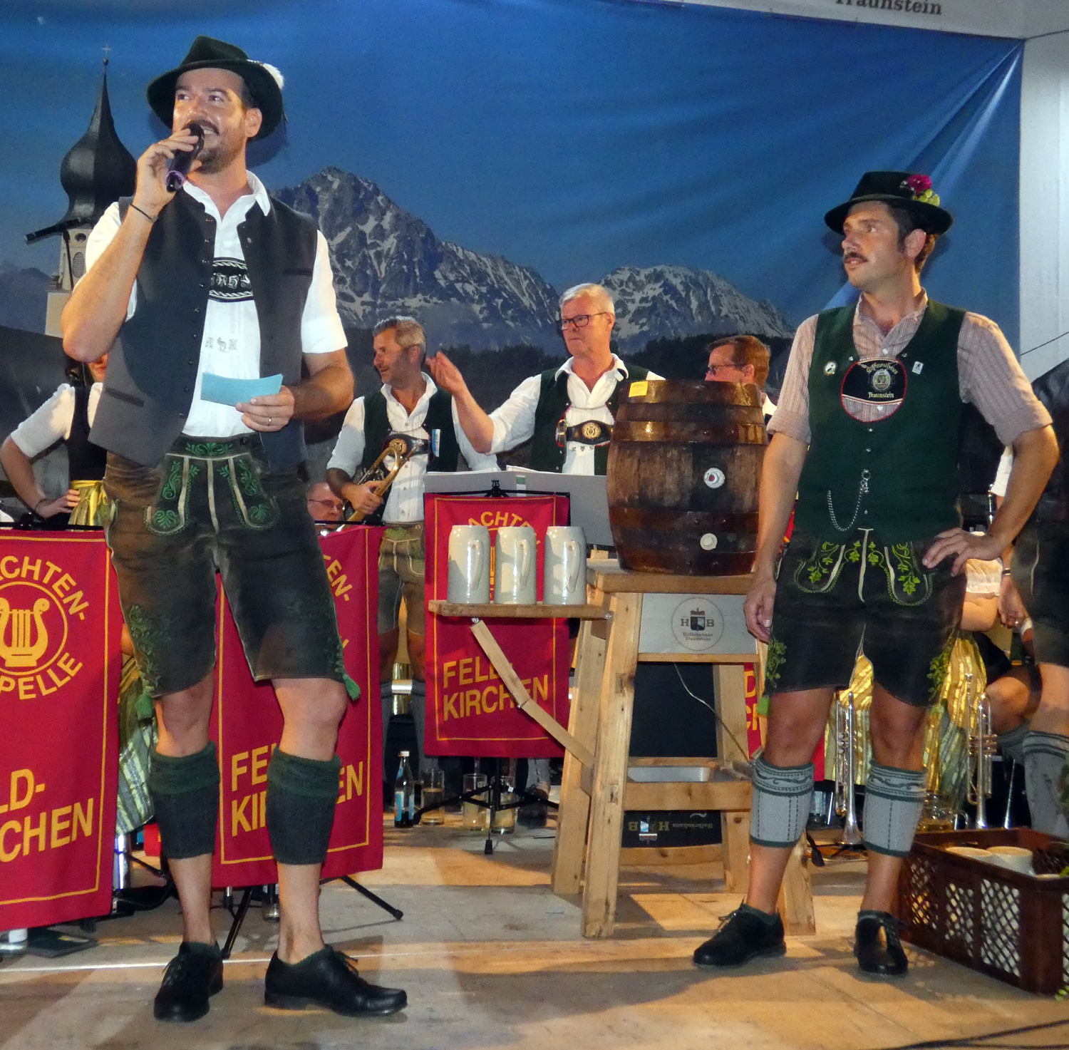 Vom Hofbrauhaus Traunstein Prokurist Andreas Hell Links Und Brau Maximilian Sailer