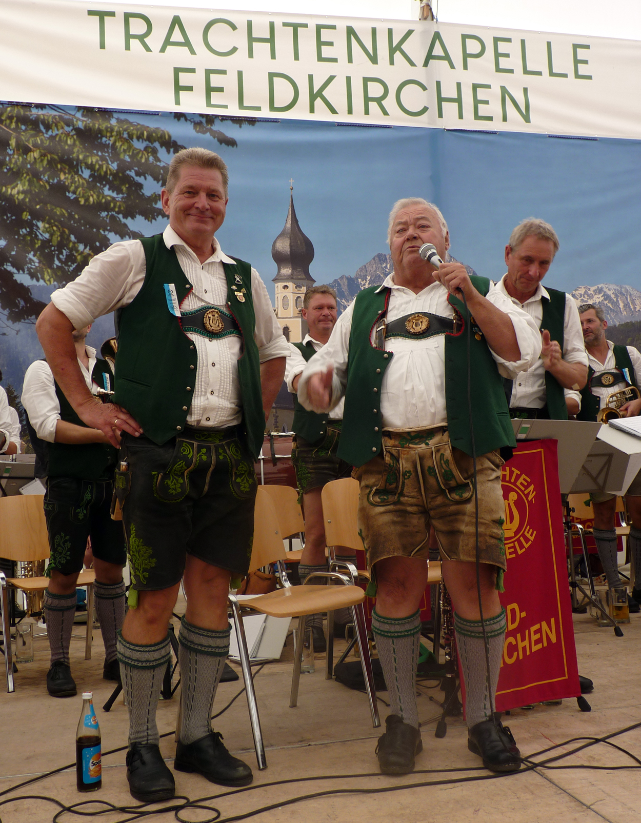Bierzeltgemeinschafts Mitbegrunder Erwin Wiesbacher Rechts Bedankt Sich Bei Gerhard Kern