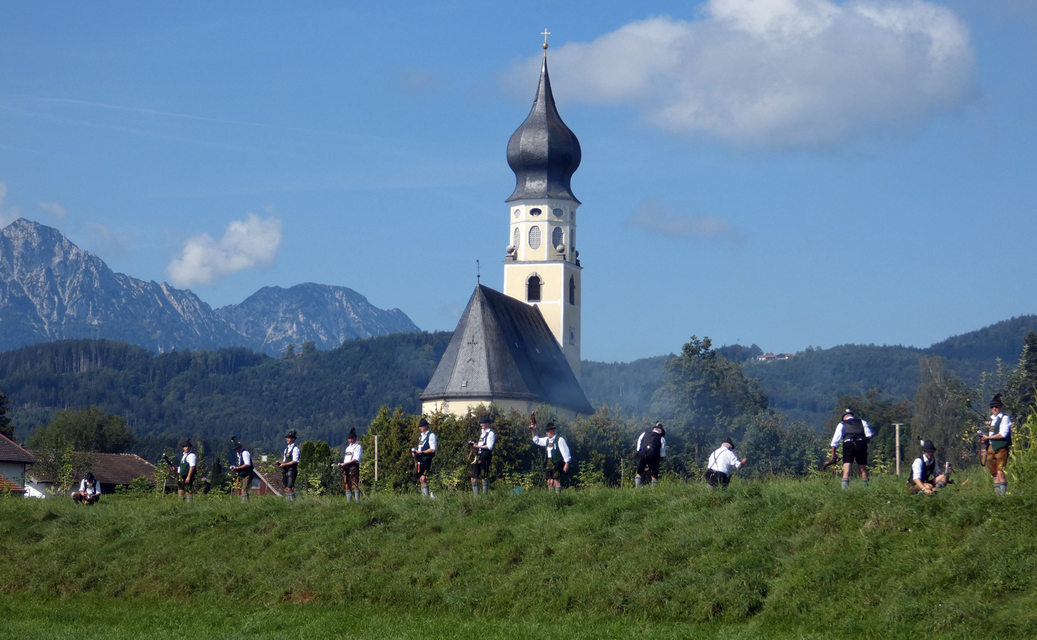 Der Bollerschutzenverein Feldkirchen Begleitete Den Kirchenzug Lautstark Mit Salutschussen