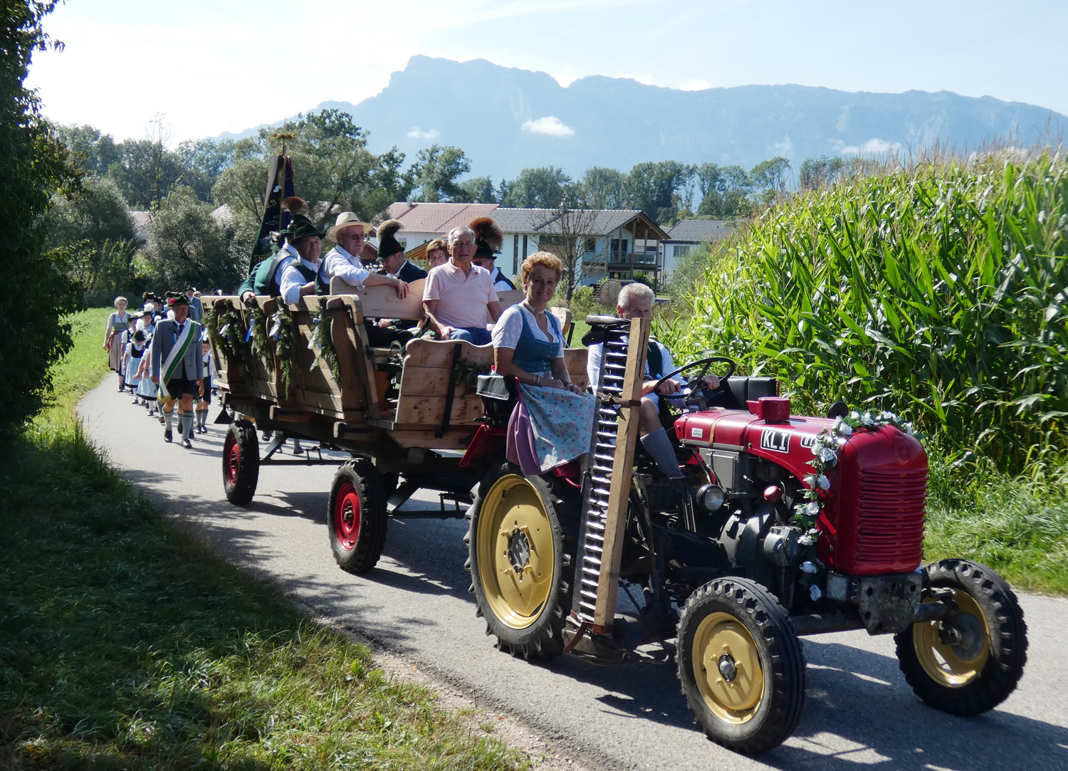 Peter Datz Mit Seinem Traktor Zog Den Festwagen