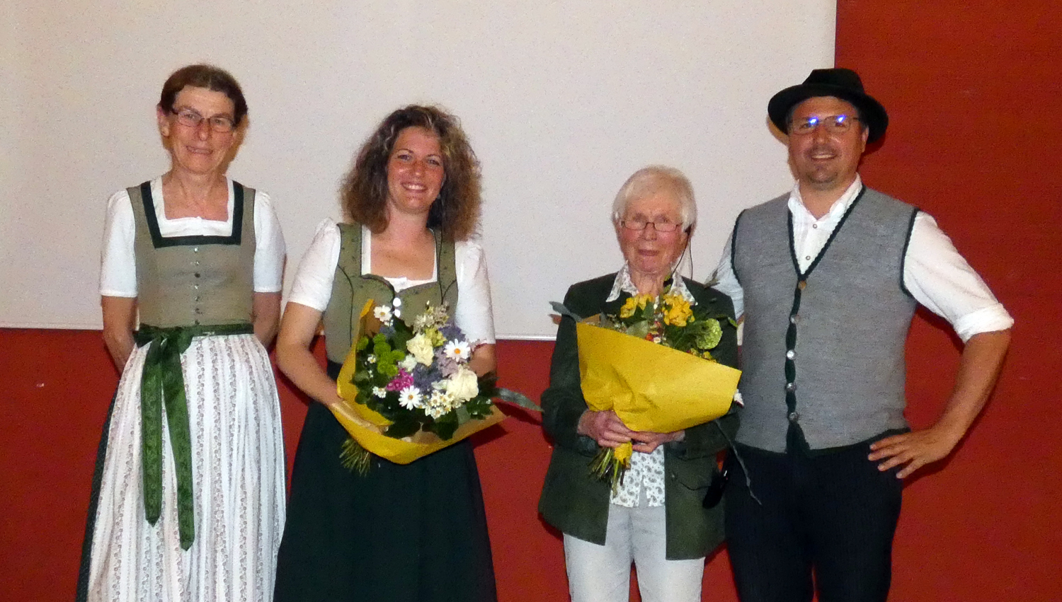 Regina Winkler 2 Vl Und Anna Helminger Wurden Von Marianne Hauser Und Trachtenvorstand Johannes Lechner Geeehrt