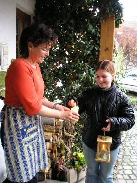 Ministrantin bringt das Osterfeuer